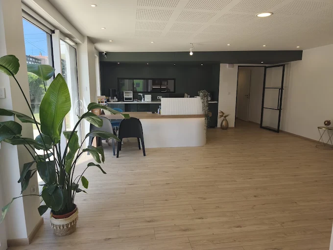 Espace d'accueil lumineux du centre auditif Audistra Eckbolsheim