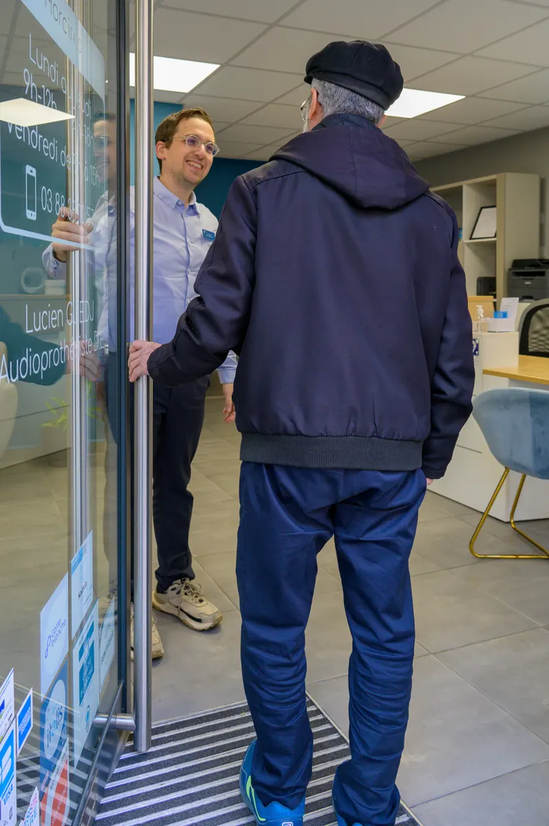 Accueil d'un patient à l'entrée du centre Audistra Faubourg-de-Pierre
