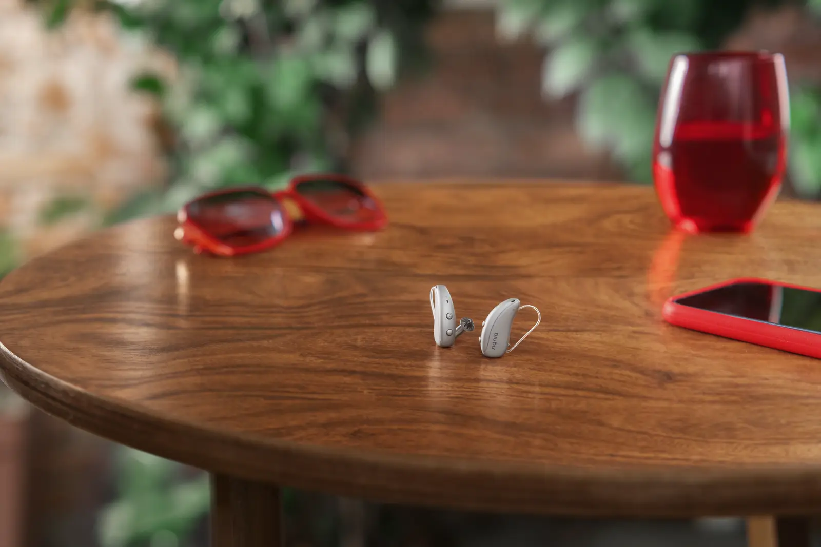 Paire d'appareils auditifs Signia Pure Charge&Go MaX posés sur une table de café