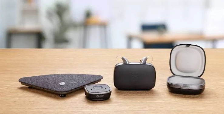 L'écosystème Widex : appareils auditifs Allure dans leur chargeur, accessoires et micro déporté
