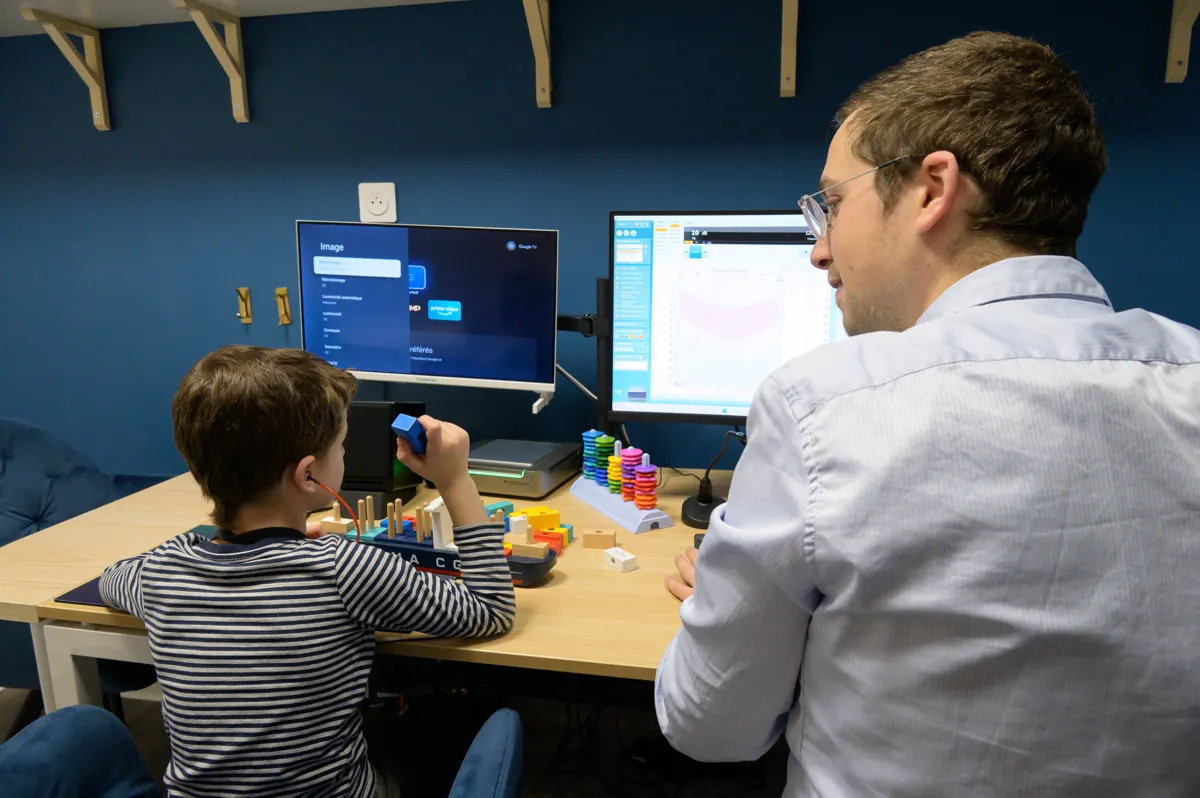 Audiométrie comportementale : un enfant joue aux cubes pendant le test auditif, centre Audistra Faubourg-de-Pierre