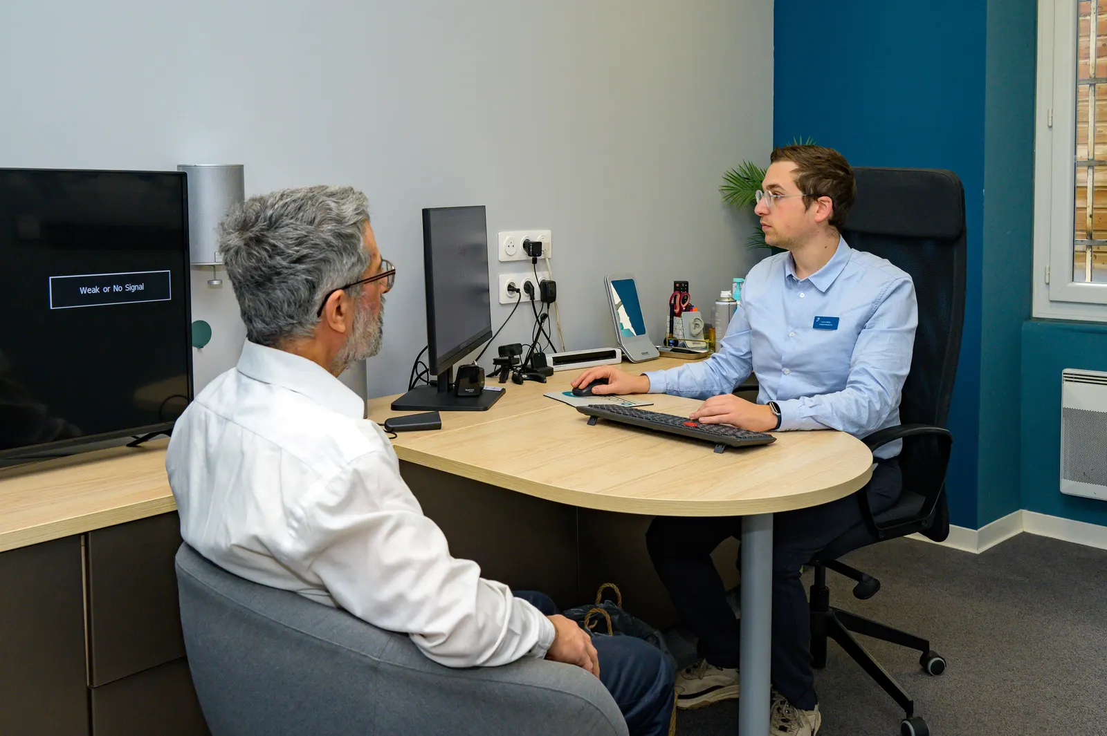 Temps d'échange entre un audioprothésiste Audistra et un patient lors d'un bilan acouphènes