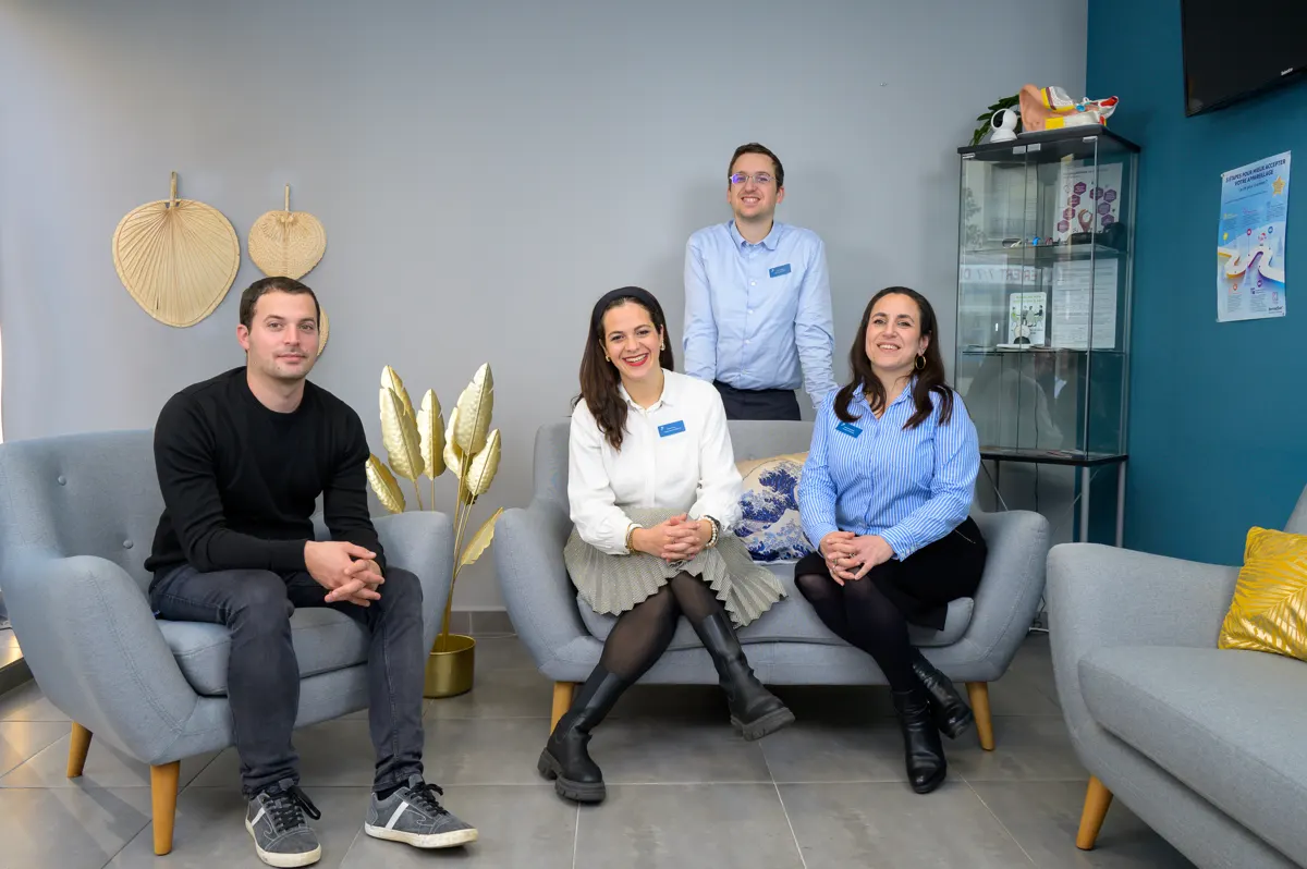 L'équipe Audistra réunie dans l'espace d'accueil du centre