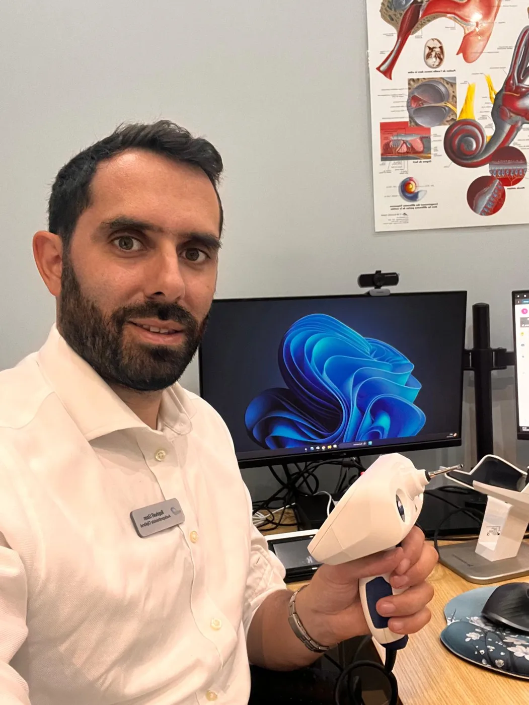 Raphaël Uzan, audioprothésiste D.E., avec l'Otoscan de numérisation 3D du conduit auditif