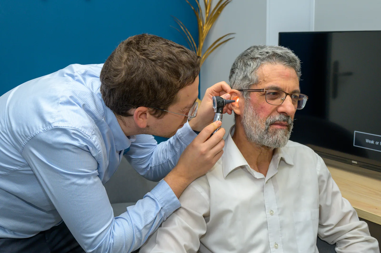 Examen otoscopique du conduit auditif lors d'un bilan chez Audistra