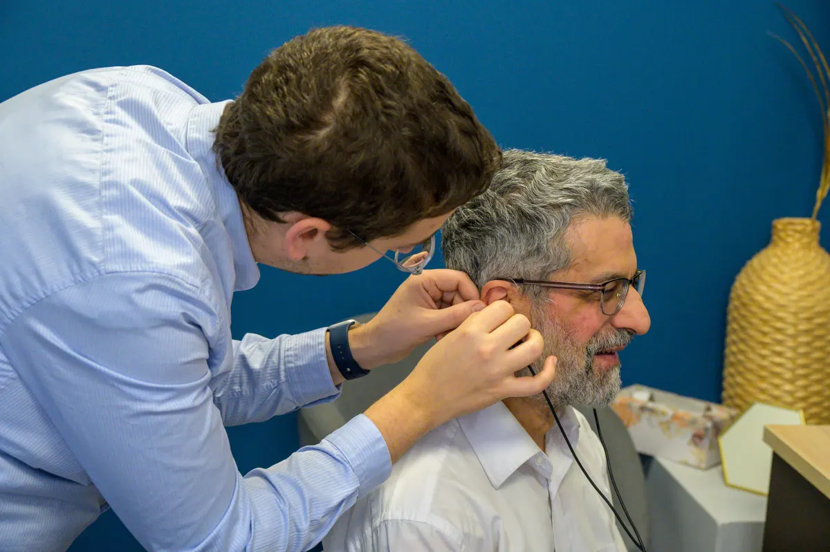 Pose de la sonde de mesure in vivo dans le conduit auditif d'un patient